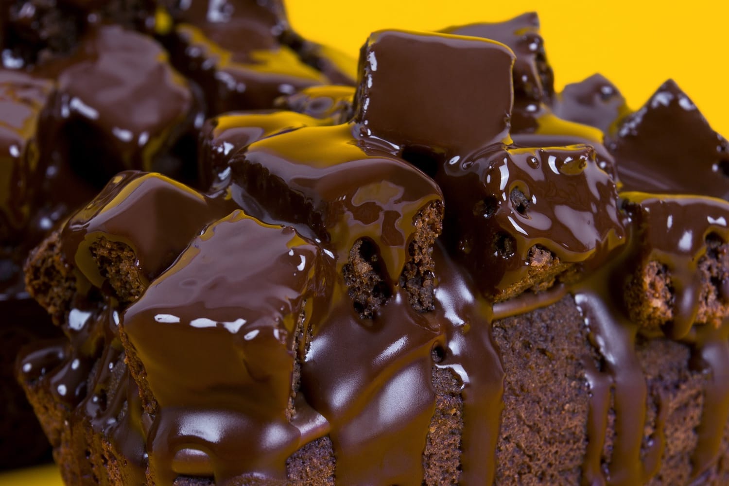Panqué de Chocolate Fondo Amarillo